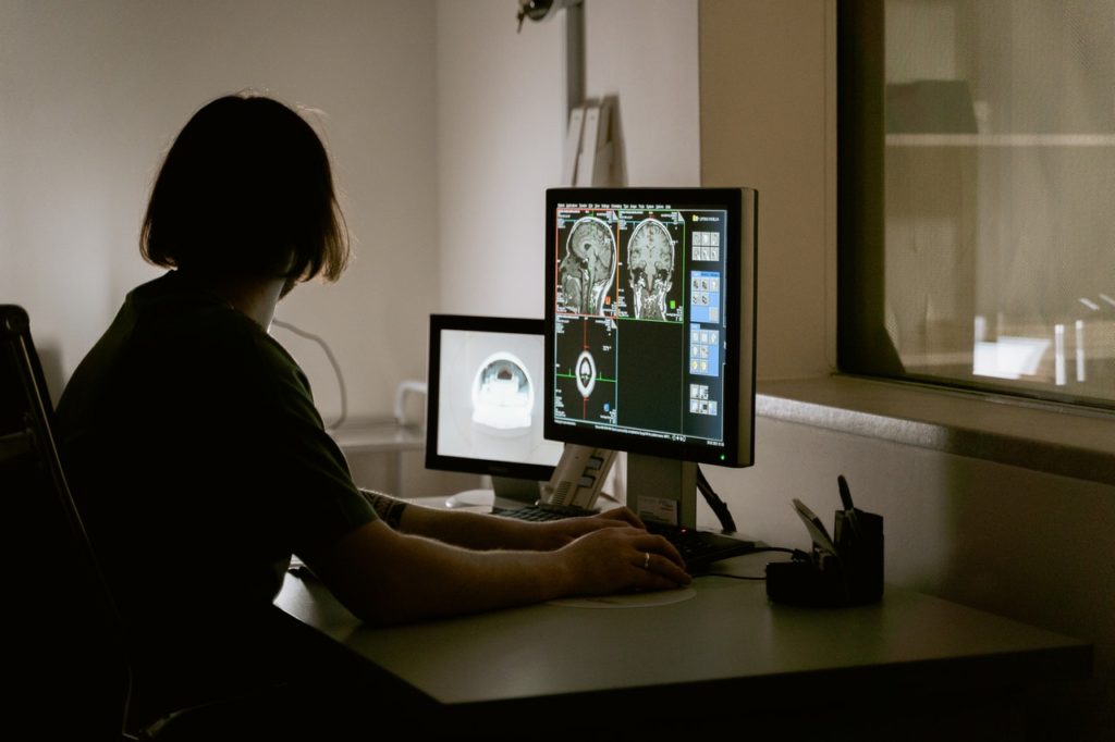 What's the Difference Between an MRI and CT Scan?